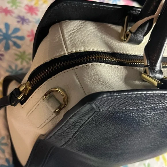 👜 😍ToryBurch black and white Leather satchel